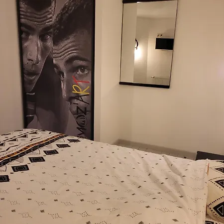 6 Bedrooms アパート